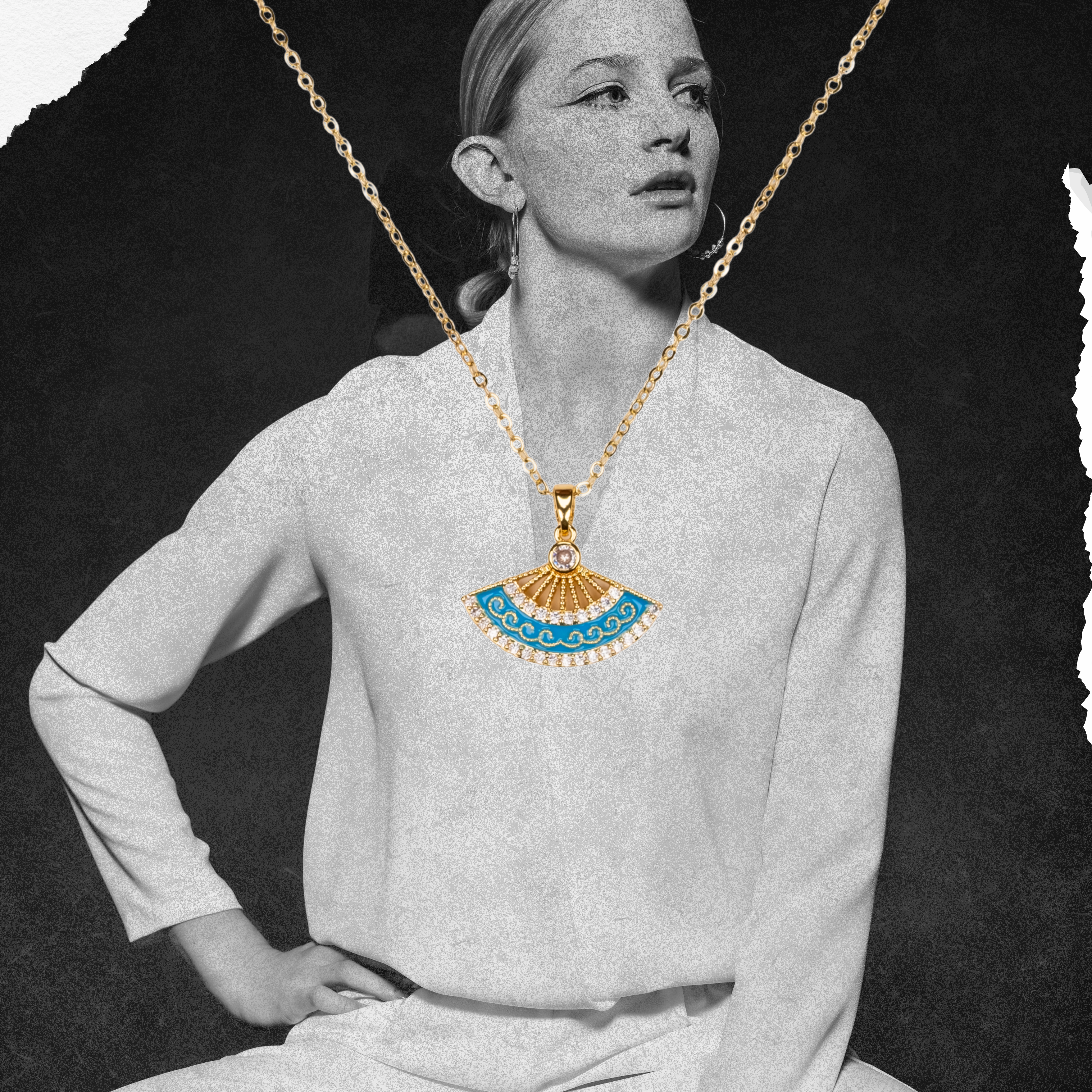 yelpaze kolye model üzerinde – renkli zarif takı | kuan jewelry