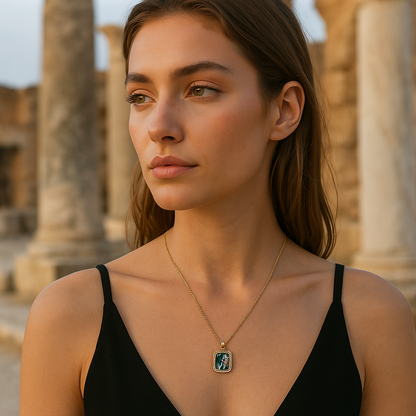 abalone çiçek kolye model üzerinde – zarif doğal taş kolye | kuan jewelry