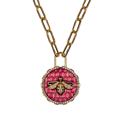 arı madalyon kolye model üzerinde – zarif ve sembolik takı | kuan jewelry