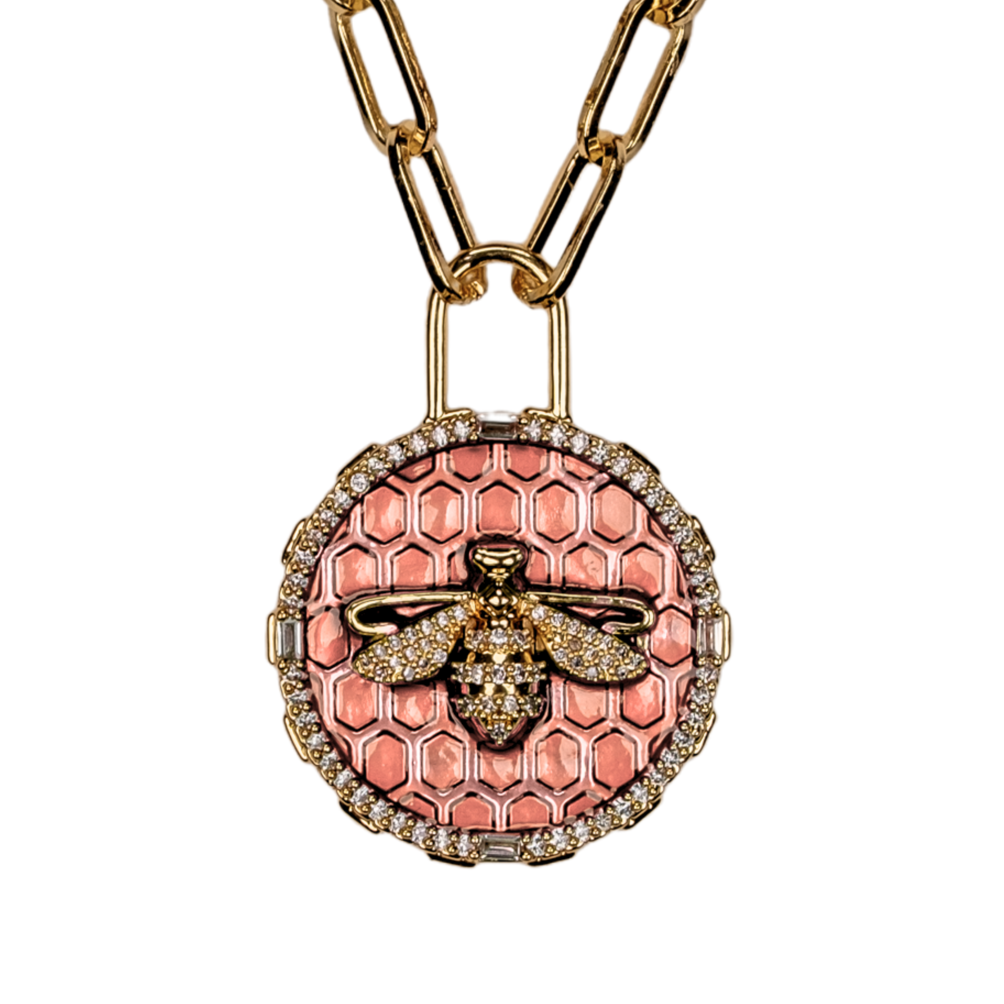 arı madalyon kolye model üzerinde – zarif ve sembolik takı | kuan jewelry