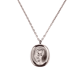 minimal ayçiçeği kolye model üzerinde – zarif sembolik kolye | kuan jewelry