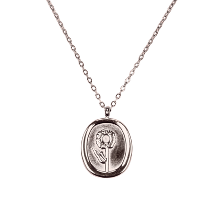 minimal ayçiçeği kolye model üzerinde – zarif sembolik kolye | kuan jewelry