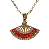 yelpaze kolye model üzerinde – renkli zarif takı | kuan jewelry