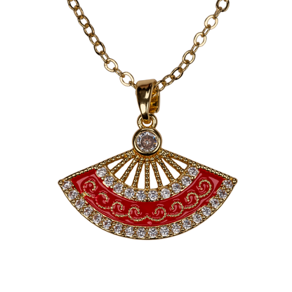 yelpaze kolye model üzerinde – renkli zarif takı | kuan jewelry