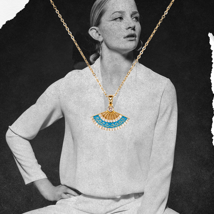 yelpaze kolye model üzerinde – renkli zarif takı | kuan jewelry